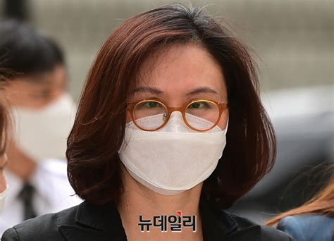 조국 전 법무부장관의 부인 정경심 동양대 교수가 11일 자녀 입시비리와 사모펀드 투자 의혹 등의 혐의로 재판에 넘겨졌다. 포토 재판연기 기각 후 다시 법정 향하는 정경심 | Save Internet ...
