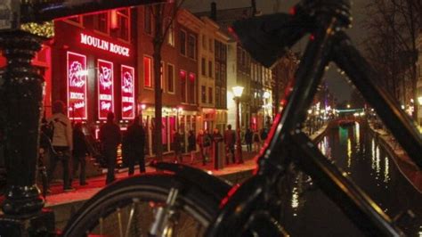 Guided Tours Through Amsterdams Red Light District Will Be Banned From