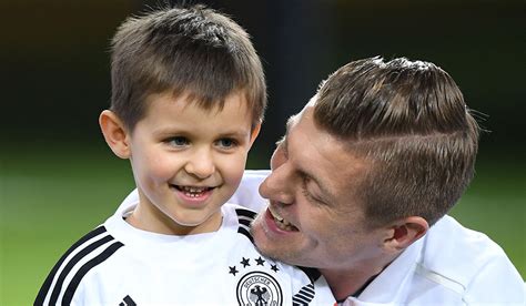 Kroos novelty kids items for the love of inspiring creativity. Kroos läuft mit Sohn Leon ein - REAL TOTAL