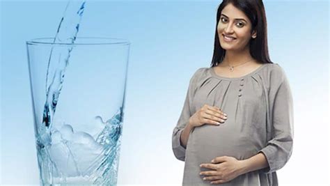 أهمية شرب الماء لتسهيل الولادة تنشيط الدورة الدموية وتقليل توتر الحامل