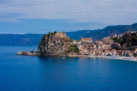 Reggio calabria, capitale della calabria, è una città di circa 181000 abitanti, situata sulla costa ad una distanza di appena 12 km in linea d'aria da. Kreuzfahrt Reggio Calabria: Hafen und Reiseziele | Costa ...