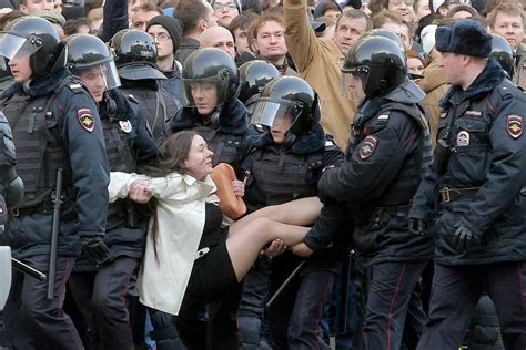 Das russische außenministerium hat den vorhaltungen aus dem westen schon eine deutliche antwort gegeben. Russian Opposition Leader Alexei Navalny Detained During ...
