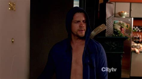 Auscaps Zachary Knighton Shirtless In Happy Endings Pilot