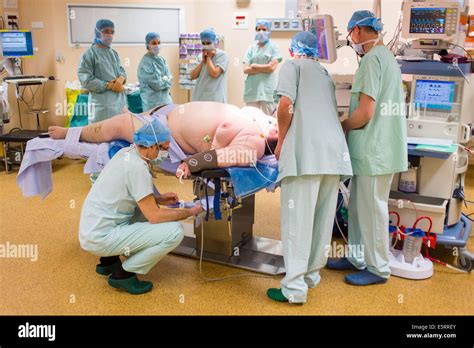 OP Team bereitet eine übergewichtige Patientin vor der laparoskopischen