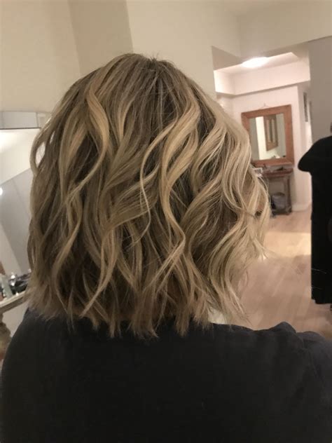 How To Style Beach Waves In Short Hair How To Curl Short Hair Wavy
