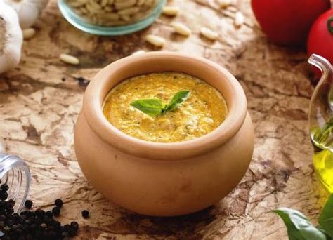 Per realizzare il pesto di pistacchi iniziate ponendo sul fuoco una pentola colma d'acqua, portate al bollore e poi versate i pistacchi sgusciati 1, cuocete per 5 minuti o il tempo necessario per ammorbidire la buccia poi scolate i pistacchi 2.eliminate la buccia dei pistacchi e raccoglieteli in una ciotolina 3. Come si fa il pesto alla siciliana • eComesifa.it - Guide ...
