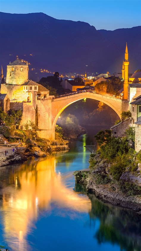 Stari most bridge across Neretva River in Mostar, Bosnia and ...