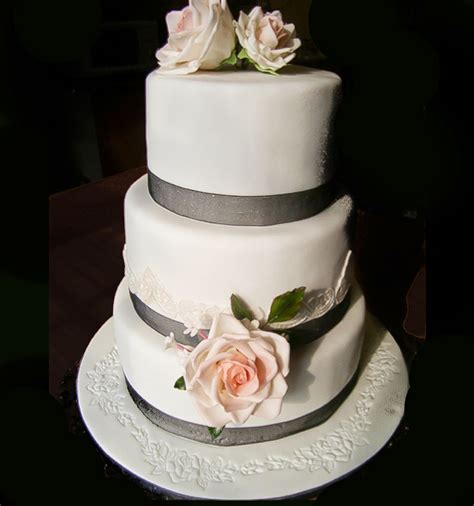 Designs for a special buttercream wedding cake inspire and help bridal couples decide what they want. Triple Layer Wedding Cake Design 4 Wedding Cake - Cake ...