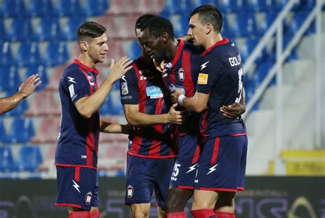 Nato a lecce il 6 settembre del 1996. Calciomercato Crotone, allarme Simy | Assalto dalla Serie A