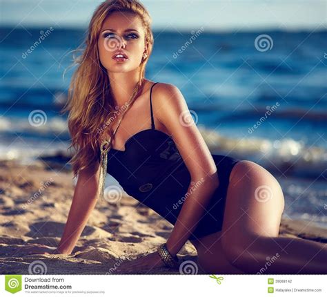 Sexig Modell I Svart Baddräkt På Havsstranden Arkivfoto Bild av glamm
