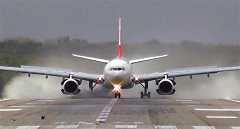 Video Plane Makes Emergency Landing With No Front Landing 115