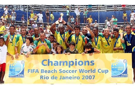 Além do brasil, estão na disputa grandes seleções mundiais, como emirados árabes e taiti, além da escola europeia, que tem na rússia e em portugal, atual campeão do torneio, seus principais representantes. Troféus do Futebol: Copa do Mundo de Futebol de Areia ...