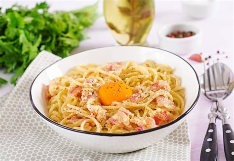 Klassieke zelfgemaakte carbonara - pasta met pancetta ei harde