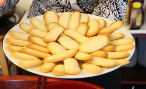 Buatlah kue lidah kucing keju supaya rasanya berbeda dan lebih gurih. Begini Resep Kue Lidah Kucing Ala Nicky Tirta | Tagar
