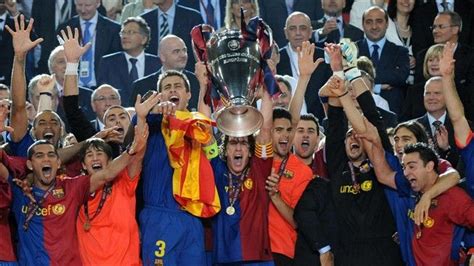 Barcelonas Players Celebrate With The Trophy After The 2009 Uefa