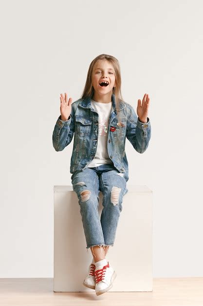 Retrato De Cuerpo Entero De Niña Adolescente Linda En Ropa De Jeans Con