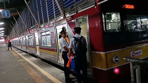 Pergantian Petugas Pelayan Kereta Krl Commuter Line Jr Di Stasiun