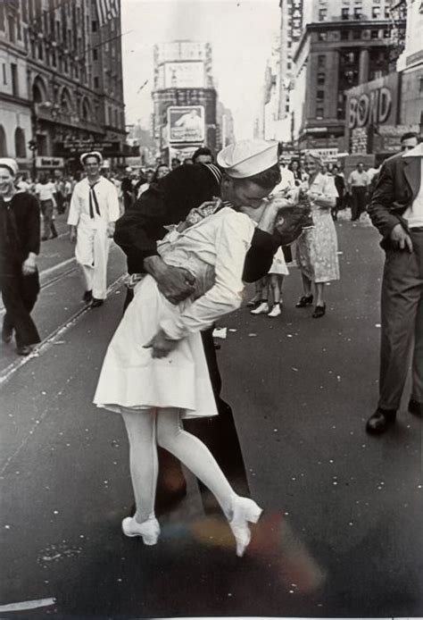 Alfred Eisenstaedt V J Day In Time Square Catawiki