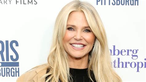 Christie Brinkley 68 Shows Off Supremely Toned Figure In Plunging Swimsuit In Lush Beach Snap