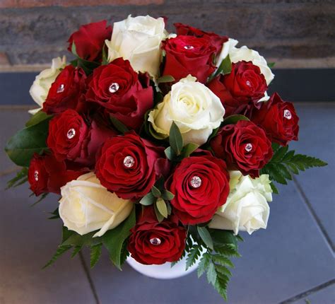 Bouquet De Mariée Avec Roses Rouges Et Roses Blanches Flower Bouquet