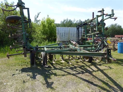 John Deere 1000 Field Cultivator