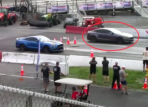 Tesla Model S Plaid Races A 1100 Hp Shelby Gt500 In The Quarter Mile