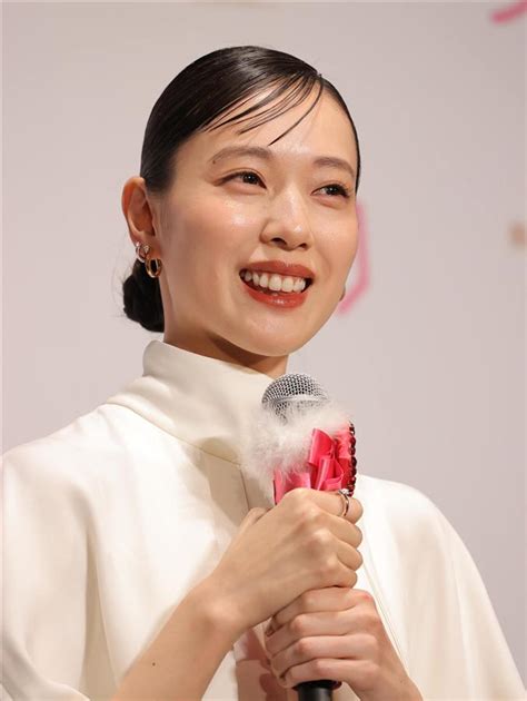 戸田恵梨香、純白ドレスで結婚後初の公の場 祝福に笑顔 - 芸能社会 - SANSPO.COM（サンスポ）