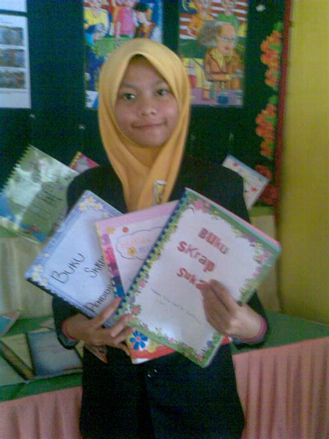 Dekorasi pentas sempena hari anugerah dengan menggunakan bahan terpakai. Panitia Pendidikan Jasmani & Kesihatan: BUKU SKRAP ...