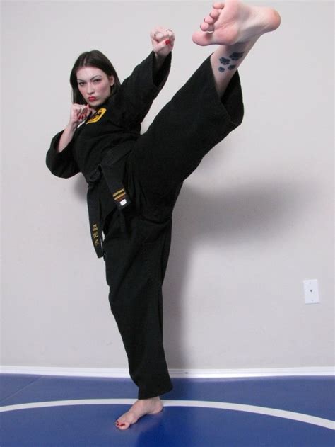 Pin By Not Sure On Martial Art Girls [ Poses ] Women Karate Female Martial Artists Martial