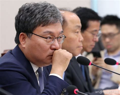 정치자유 속보 이스타항공 500억대 횡령배임, 전 더불당 이상직 의원 구속140. 사진질의 경청하는 이상직 이사장 - 머니투데이
