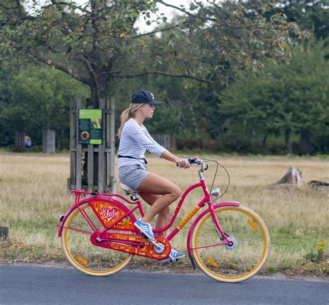 Amanda Holden In Shorts While Bike Riding In London 04 Gotceleb