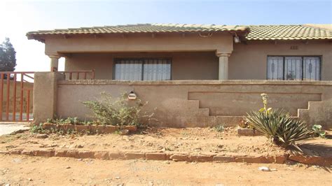 Bank repossessed properties are the result of borrowers defaulting on their home loan repayments to the extent that the home loan has to be terminated. FNB Repossessed Eviction 3 Bedroom House for Sale in Roodeko