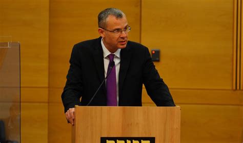 להצטלם ליד אדם מלוכלך, זהו יסוד הקומפוזיציה מתוך: לוין: "בג"ץ מכין את הקרקע לחציית הקו האדום של התערבות ...