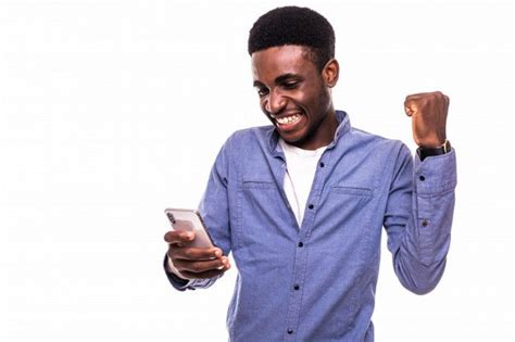 Beau Jeune Homme Africain Tenant Un T L Phone Mobile Et Gesticulant En Se Tenant Debout Contre