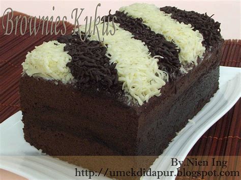 Bolu kukus merupakan pilihan cara dalam membuat bolu yang enak selain dengan cara dipanggang dalam oven sehingga menghasilkan variasi tekstur, aroma hingga rasa yang berbeda pula. Umek di Dapur: Brownies Kukus