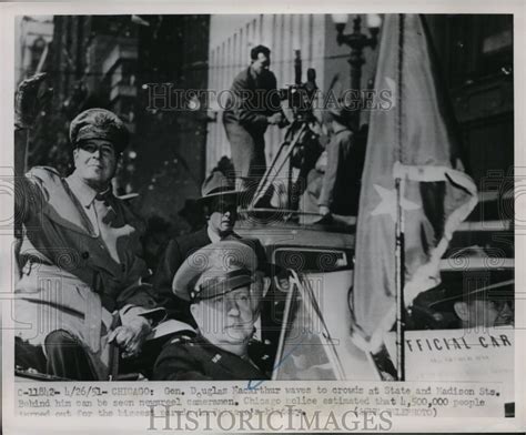 1951 Press Photo Chicago Gen Douglas Macarthur In A Parade On State St