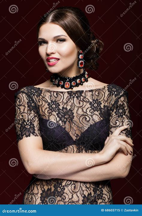 Jeune Belle Femme Dans La Robe Noire Sur Le Fond De Couleur De Marsala Image Stock Image Du