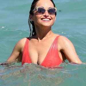 Giada De Laurentiis Show Off Her Curves In A Sexy Pink Swimsuit On The