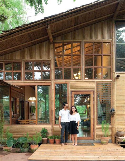 Desain bangunan dengan penggunaan bambu secara penuh biasanya hanya digunakan pada rumah makan, sebab nuansa mirip bambu yang sering digunakan dengan model desain yang demikian terbuat dari kayu. 20 Inspirasi Desain Rumah Bambu dengan Kesan Sejuk dan Asri