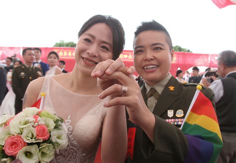 two lesbian couples married in taiwan mass military wedding for first time the independent