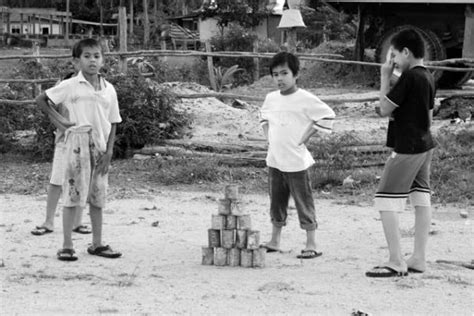 Permainan tradisional merupakan permainan lama atau warisan yang diperturunkan dari genersi ke generasi sejak zaman nenek moyang kita. Permainan Goncang Kaleng | Artikel Unik