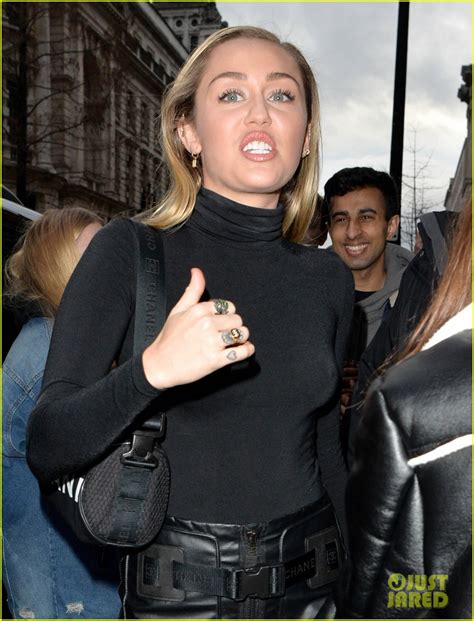Miley Cyrus Playfully Poses For The Cameras In London Photo 4194357