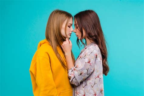 Dos Mujeres Lesbianas Ntimas Casi Bes Ndose Aislado Sobre Amarillo Foto Premium