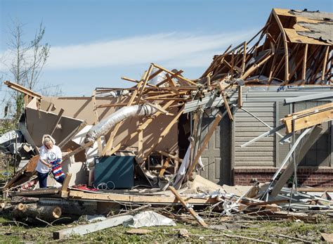 Tornado Outbreak Looms As Meteorologists Emphasize Shelter Above
