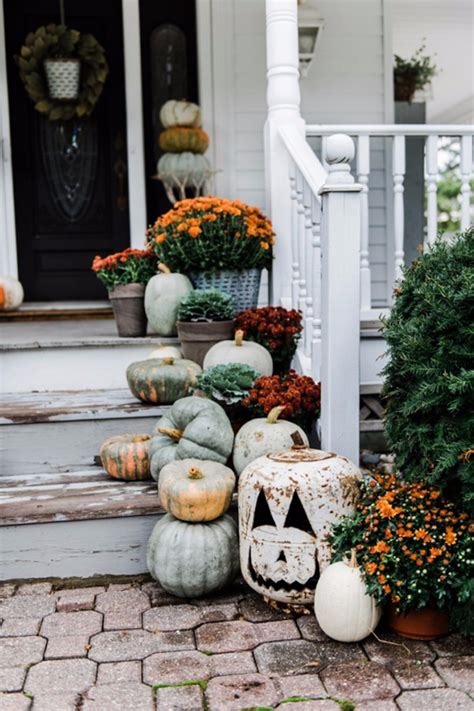 It is an easy and cheap halloween decoration. 20 Simple Fall Porch Decor For Halloween And Thanksgiving ...
