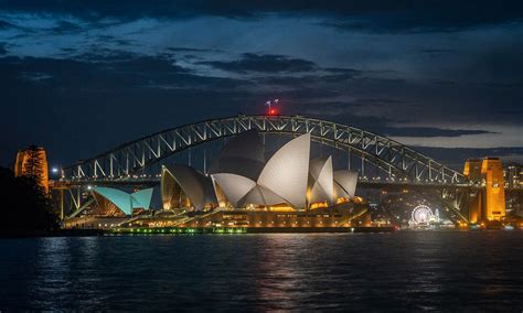 sydney opera house and harbour bridge at night sydney new south wales australia foto de