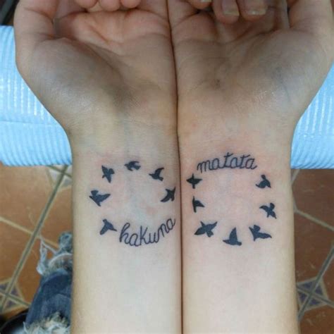 Black tribal hakuna matata tattoo on man left side rib. Hakuna matata infinity | Tatouage