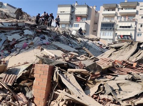 VIDEO Turchia terremoto a largo di Smirne crolli anche in città