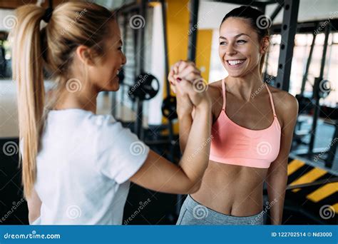 Photo De Deux Femmes De Forme Physique Dans Le Gymnase Photo Stock