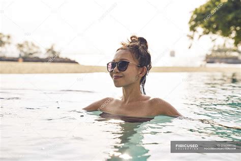 Beautiful Young Woman Swimming In Pool — Vacation Chill Stock Photo